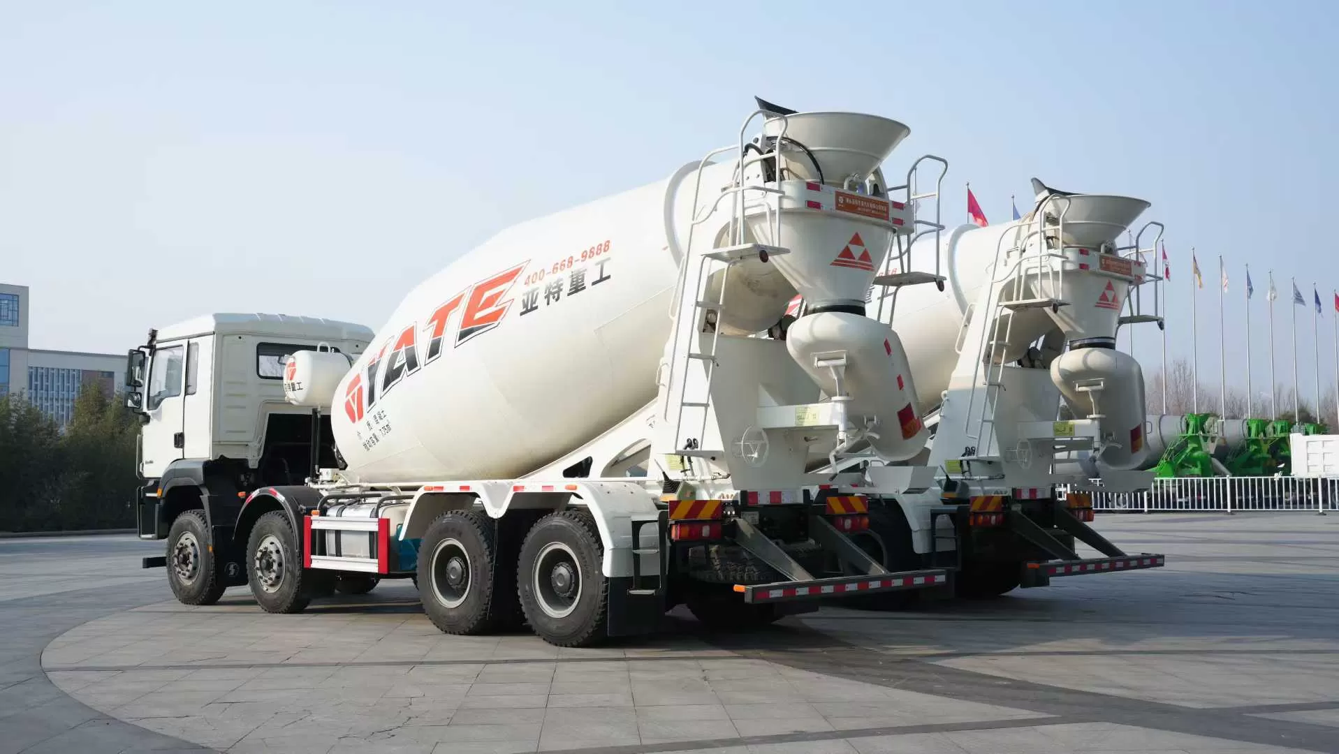 ホウオ・シャーシにヘビーインダストリー製の8×4コンクリートミキサートラックを搭載した高品質な中古車です