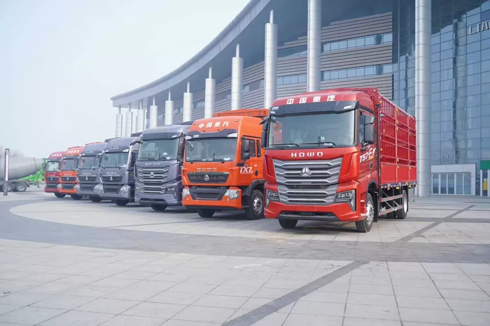 Sinotruk Howo TX7 Pro 4×2 スラブ構造 250 馬力の貨物トラック