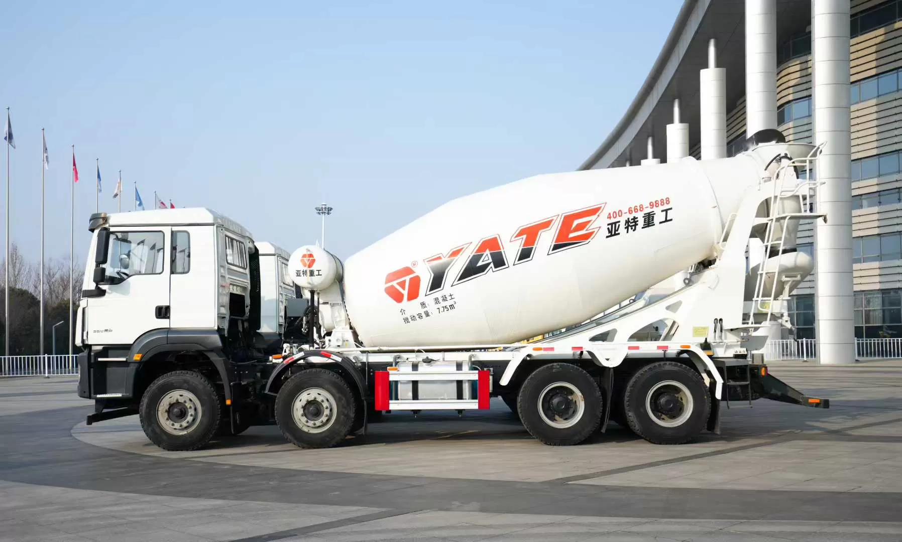 ホウオ・シャーシにヘビーインダストリー製の8×4コンクリートミキサートラックを搭載した高品質な中古車です