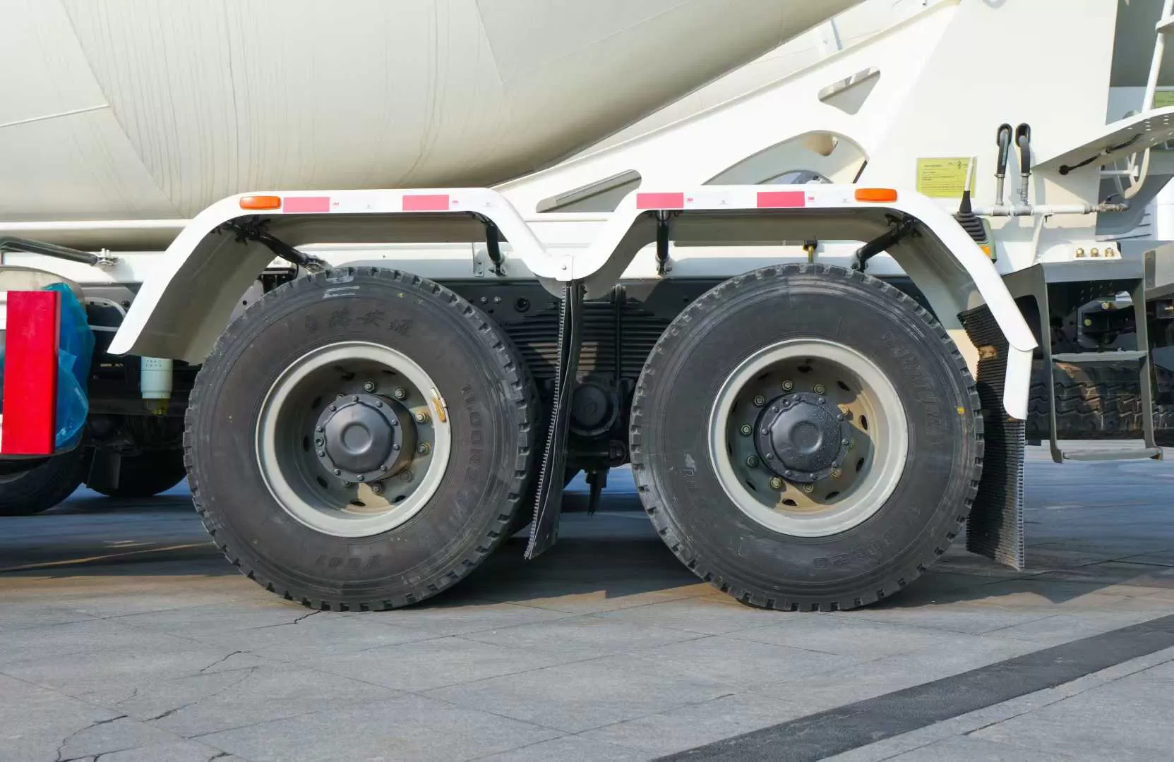 ホウオ・シャーシにヘビーインダストリー製の8×4コンクリートミキサートラックを搭載した高品質な中古車です